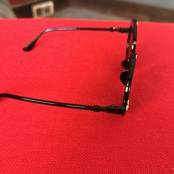NWT. Stylish round frame glasses with a cute bee emblem SUV protection.